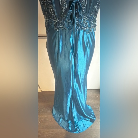 Elegant Blue Embellished Gown Size 10 - Picture 4 of 13